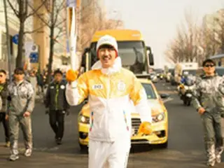 俳優チャ・スンウォン、平昌冬季五輪の聖火リレーに参加…沿道からは歓声と拍手