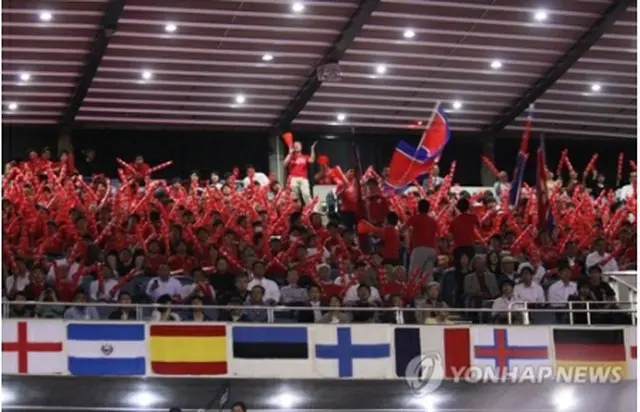 ２０１４年４月に東京で開かれた卓球の世界大会で、北朝鮮選手を応援する朝鮮総連の応援団（資料写真）＝（聯合ニュース）