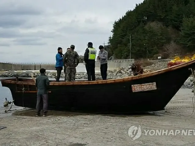 鬱陵島沖で７日に発見された北朝鮮のものとみられる木造船（読者提供）＝（聯合ニュース）