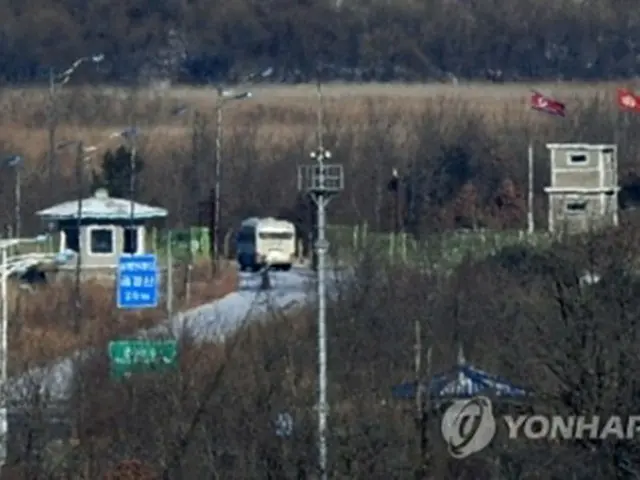 北朝鮮に入る韓国先発隊を乗せたバス＝２３日、高城（聯合ニュース）