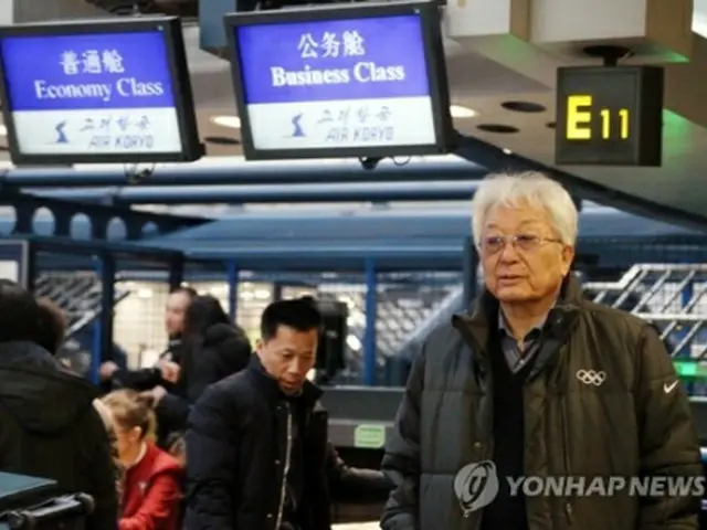 北京国際空港に到着した張氏＝２３日、北京（聯合ニュース）