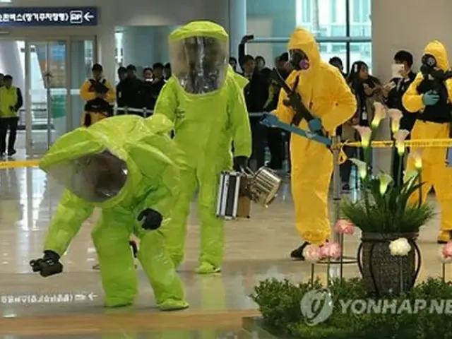 今月９日、仁川国際空港で行われた対テロ訓練＝（聯合ニュース）