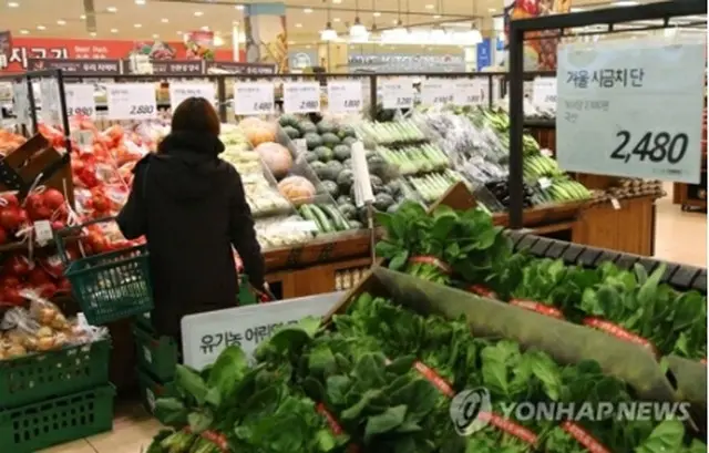 スーパーで買い物をする消費者（資料写真）＝（聯合ニュース）