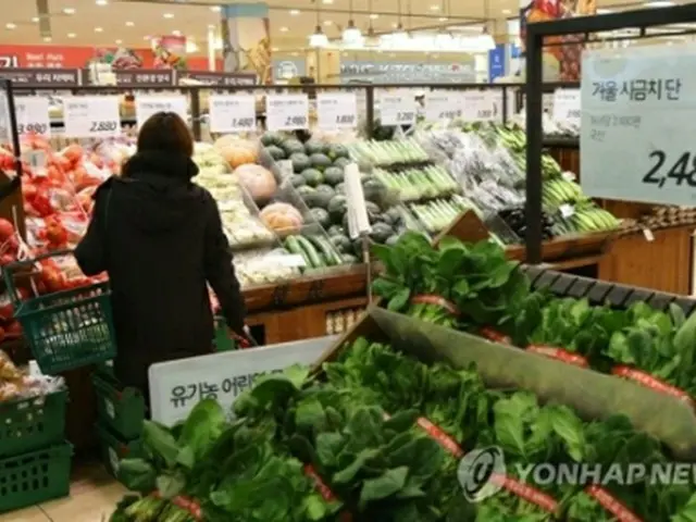 スーパーで買い物をする消費者（資料写真）＝（聯合ニュース）