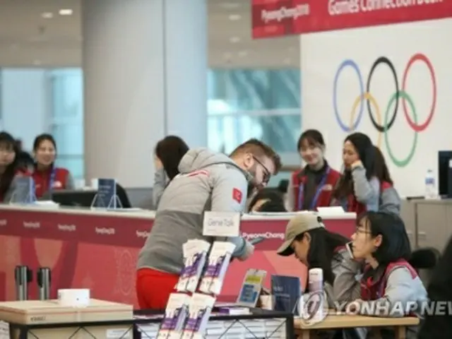 仁川空港第2ターミナルの案内ブースを訪れた外国人観光客=(聯合ニュース)