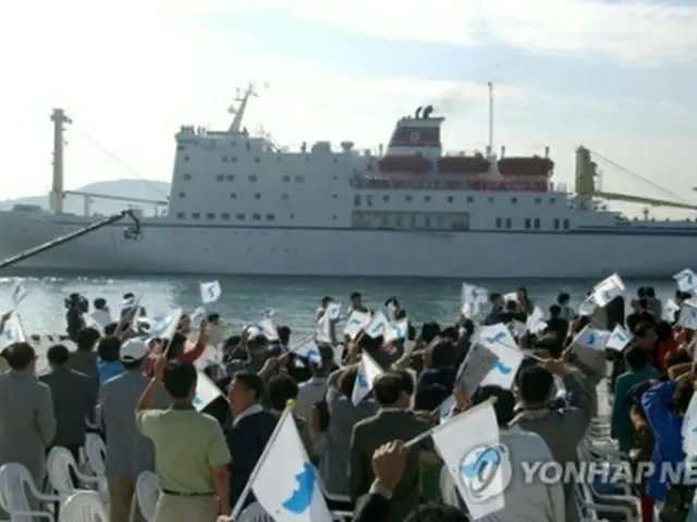 ０２年、応援団を乗せて釜山の多大浦港に入港する万景峰９２＝（聯合ニュース）