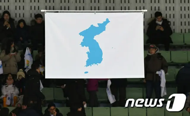 菅官房長官、独島が描かれた統一旗に抗議「極めて遺憾」（提供:news1）