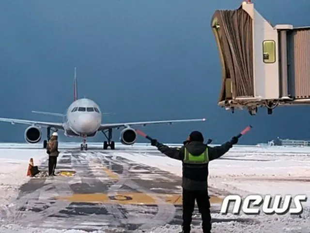 韓国空港公社済州地域本部は6日午後0時15分から、済州（チェジュ）国際空港の滑走路を強風と大雪のため一時閉鎖したと発表した。