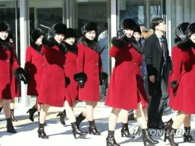 午前の練習を終えて江陵アートセンターを出る北朝鮮芸術団の女性たち。明るい表情で手を振る姿もあった＝７日、江陵（聯合ニュース）