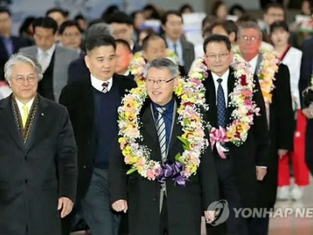 金浦空港に到着した李総裁（中央）＝７日、ソウル（聯合ニュース）
