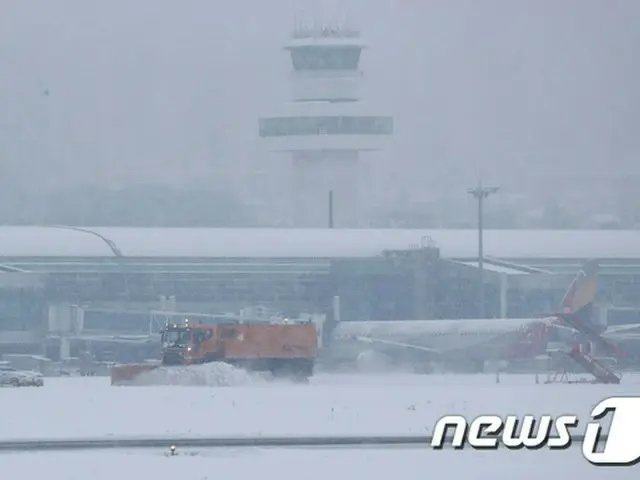 大雪で滑走路一時閉鎖の済州空港、運航再開＝韓国（提供:news1）