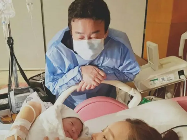 8日に第3子を出産した女優ソ・ユジン、ペク・ジョンウォンと娘の姿を公開！（提供:OSEN）