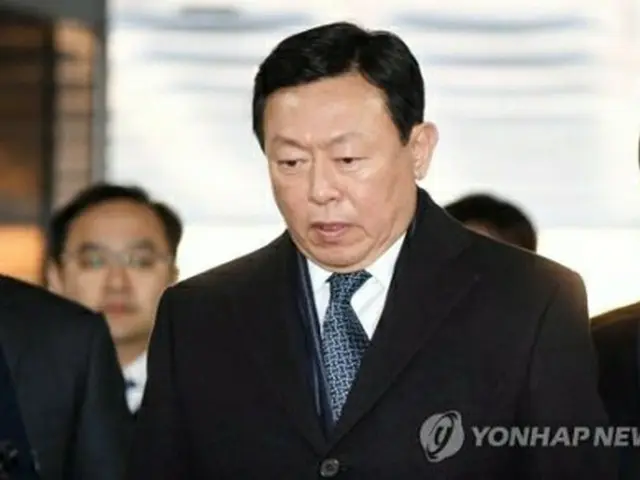 出廷する韓国ロッテグループ会長の辛東彬被告＝１３日、ソウル（聯合ニュース）