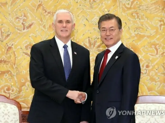 文大統領（右）とペンス副大統領は８日にソウルの大統領府で会談した＝（聯合ニュース）