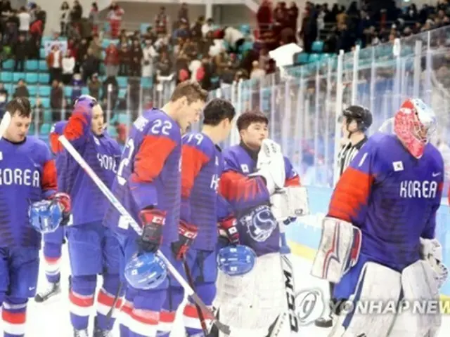 試合終了後、肩を落とす韓国の選手たち＝１７日、江陵（聯合ニュース）