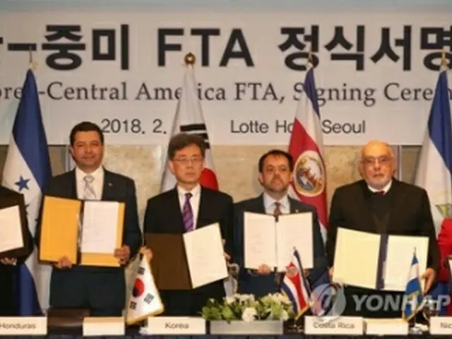 ソウルで行われた署名式の様子。左から３人目が韓国産業通商資源部の金鉉宗（キム・ヒョンジョン）通商交渉本部長＝２１日、ソウル（聯合ニュース）
