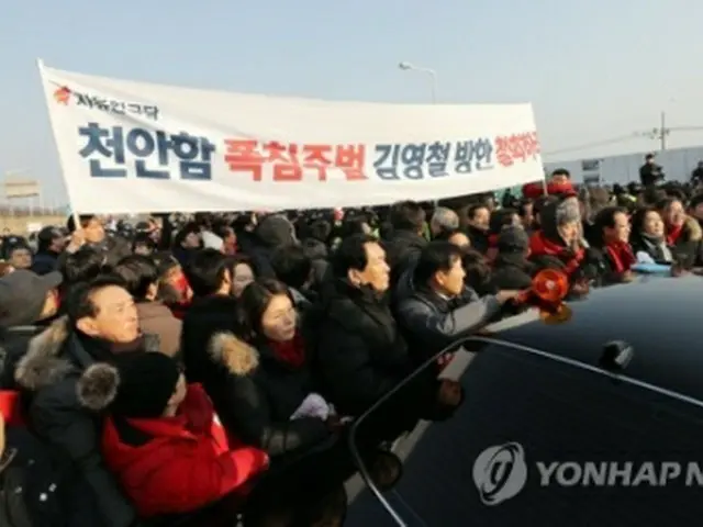 道路の一部を占拠し、反対運動を展開している最大野党の「自由韓国党」＝２５日、坡州（聯合ニュース）