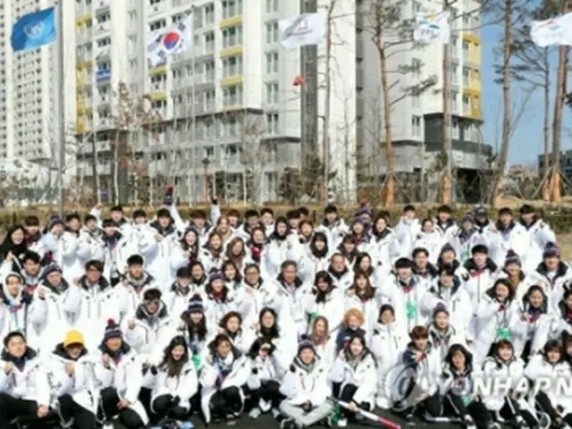 解団式で記念撮影を行う韓国選手団＝２６日、江陵（聯合ニュース）