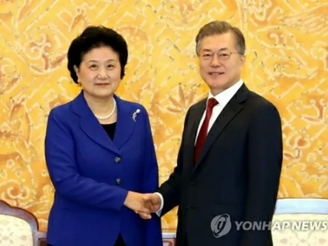 握手を交わす文大統領（右）と劉副首相＝２６日、ソウル（聯合ニュース）