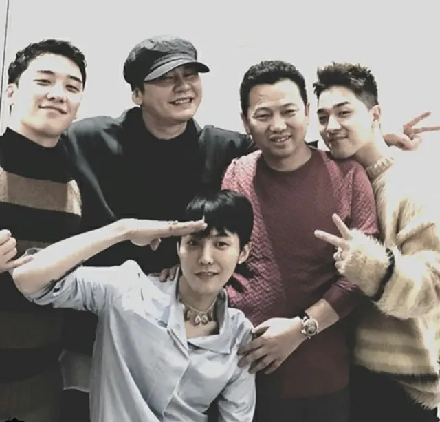 韓国ボーイズグループ「BIGBANG」のV.Iが、入隊直前のG-DRAGONとの写真をSNSに掲載した。（提供:OSEN）