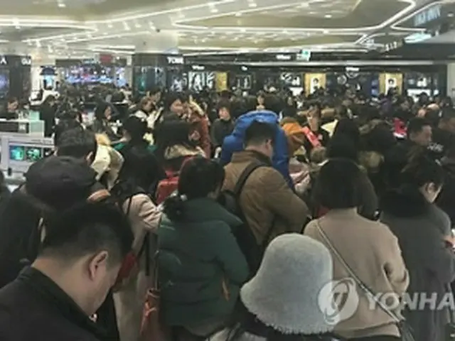 中国人客で混み合うソウル市内の免税店（提供写真）＝（聯合ニュース）