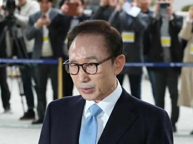 検察に出頭の李元大統領、国民に謝罪 「本当に申し訳ない」