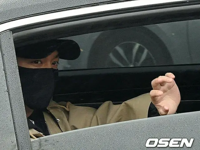 俳優イ・ミンホ、雨の論山訓練所に到着…見送りのファンへ笑顔