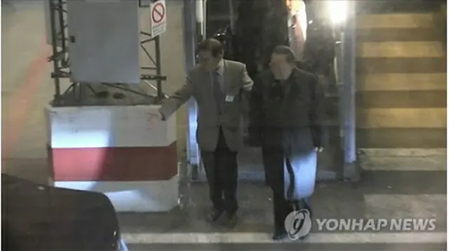 ストックホルムの空港に到着した北朝鮮の李容浩外相（右）＝（ＡＦＰ＝聯合ニュース）