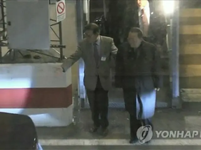 ストックホルムの空港に到着した北朝鮮の李容浩外相（右）＝（ＡＦＰ＝聯合ニュース）