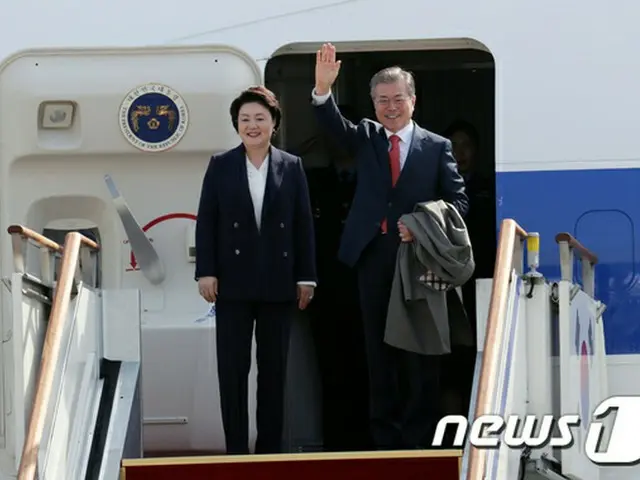 韓国の文大統領、ベトナムに到着…24日まで国賓訪問