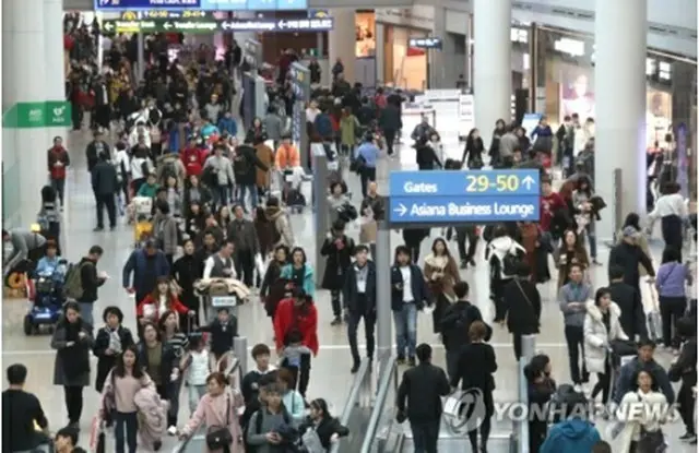 旅行客で混み合う仁川空港＝（聯合ニュース）