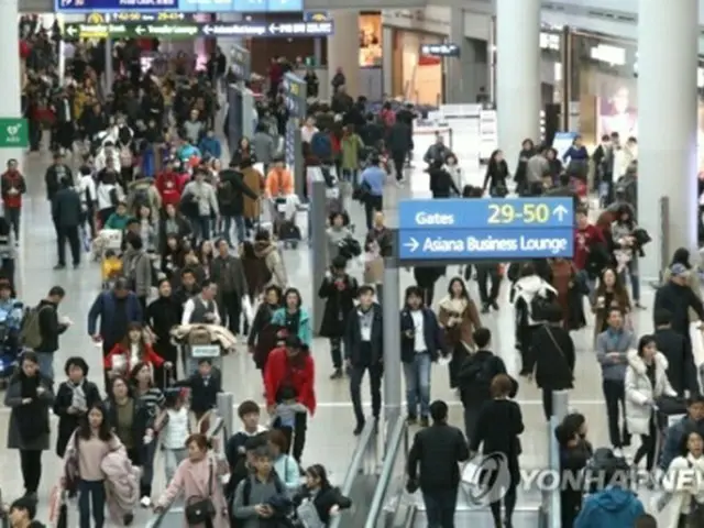 旅行客で混み合う仁川空港＝（聯合ニュース）