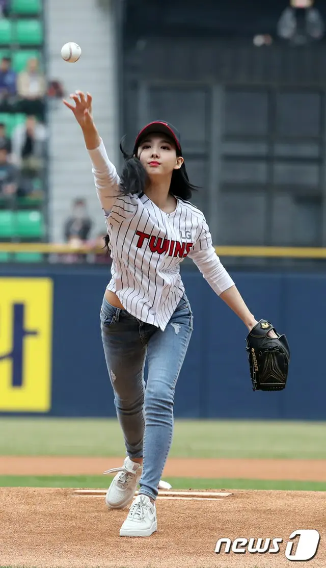 日本でも大人気「TWICE」メンバーが韓国プロ野球で始球式に登場