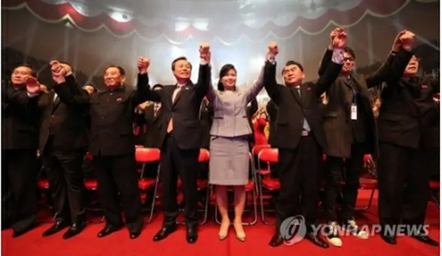 北朝鮮の金英哲党副委員長（左から３人目）、韓国の都鍾煥長官（同４人目）、三池淵管弦楽団の玄松月団長（右から４人目）らが客席で手を取り合って北朝鮮の歌「また会いましょう」を歌った＝３日、平壌（聯合ニュース）