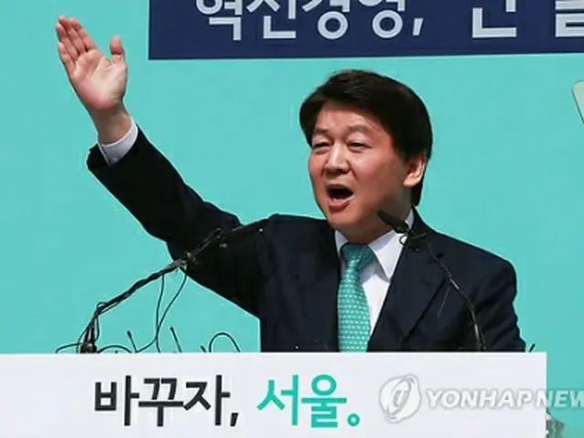 ソウル市長選への出馬を表明する安哲秀氏＝４日、ソウル（聯合ニュース）