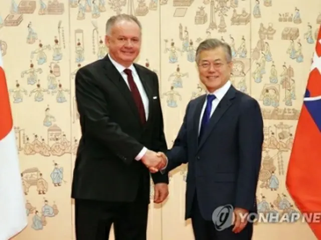 会談前に握手する文大統領（右）とキスカ大統領＝１０日、ソウル（聯合ニュース）