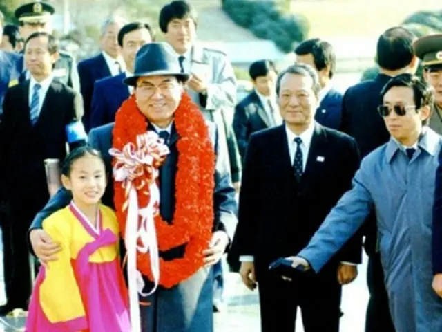 １９９０年の南北閣僚級会談で撮影された北朝鮮代表団の延亨黙（ヨン・ヒョンモク）首相（手前左から２人目）とパク・イェジンさん（左端）の写真（準備委員会提供）＝（聯合ニュース）