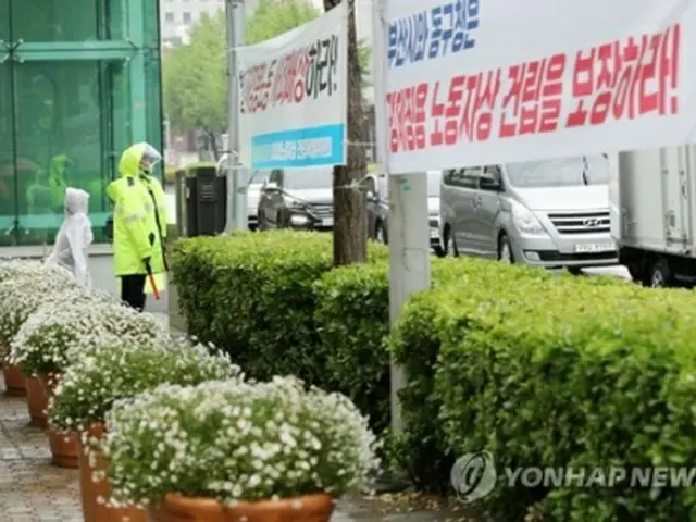 釜山の日本領事館前に置かれた大型の植木鉢。市民団体は、東区庁が徴用工像の設置を妨害する目的で鉢を置いたと反発している＝２３日、釜山（聯合ニュース）