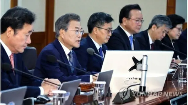 閣議で発言する文大統領（左から２人目）＝２４日、ソウル（聯合ニュース）