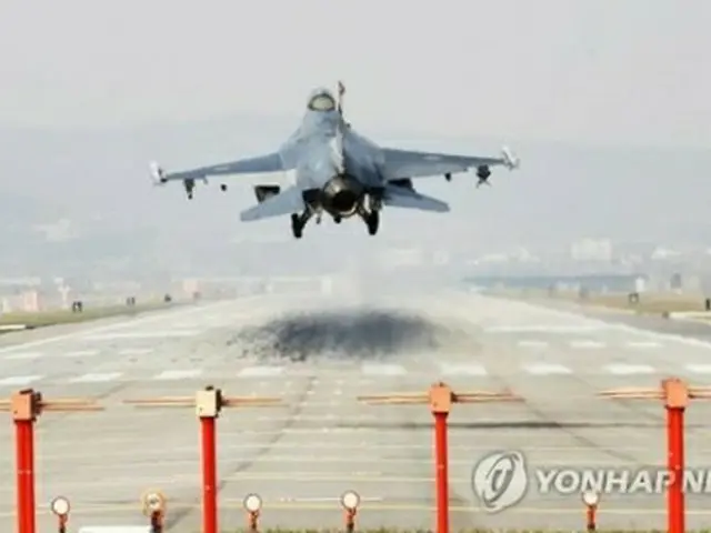 ２日、ソウル郊外の米軍烏山空軍基地に着陸するＦ１６戦闘機（資料写真）＝（聯合ニュース）