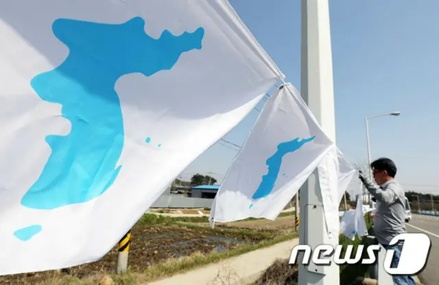 ＜南北首脳会談＞歴史的一日を明日に控えた坡州・統一大橋に”半島旗”掲げられる