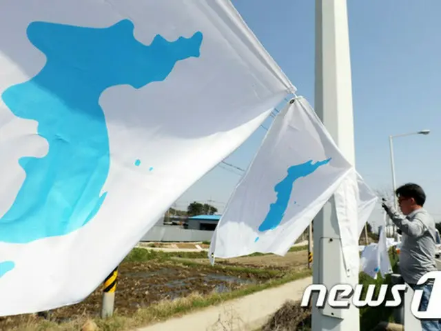 ＜南北首脳会談＞歴史的一日を明日に控えた坡州・統一大橋に”半島旗”掲げられる