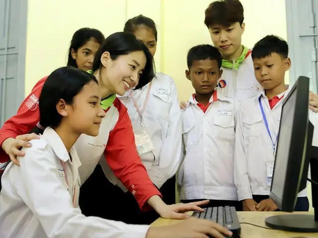 アシアナ航空、カンボジアの中高校生にコンピューター教室を造成（提供:news1）