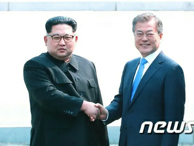 韓国の文在寅大統領と北朝鮮の金正恩国務委員長が27日、初対面直後に双方の随行員をお互いに紹介をする過程で、韓国側の軍関係者らと北朝鮮側の将官たちの相反する姿が目を引いた。