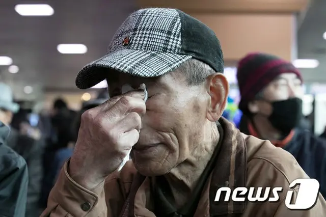 ＜南北首脳会談＞歴史的瞬間”両首脳の固い握手”、涙ぐみながら見つめるソウル市民