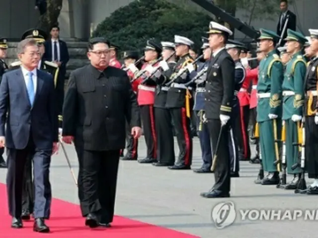 韓国軍の儀仗隊による栄誉礼を受ける金委員長（右）＝２７日、板門店（聯合ニュース）