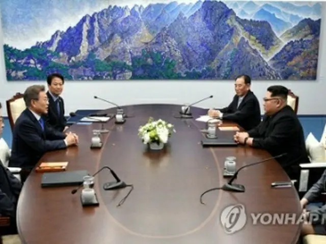 会談する文大統領（左列中央）と金委員長＝２７日、ソウル（聯合ニュース）