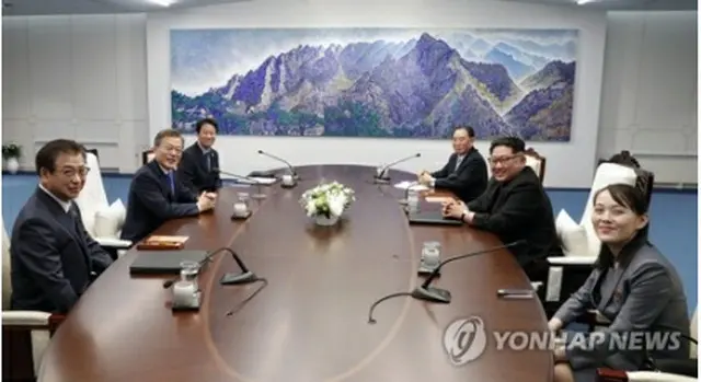 南北首脳会談が板門店韓国側地域の「自由の家」で行われた。会談場で笑顔を見せる（左手前から時計回りに）韓国の国家情報院の徐薫（ソ・フン）院長、文在寅（ムン・ジェイン）大統領、任鍾ソク（イム・ジョンソク）大統領秘書室長、北朝鮮の金英哲（キム・ヨ