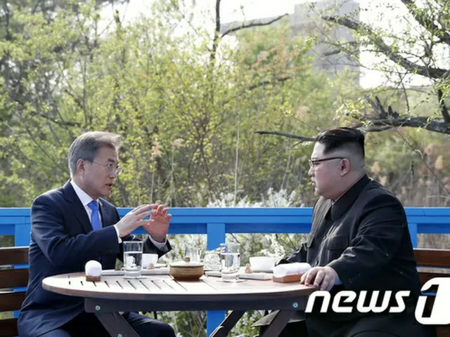 植樹を終えた後、歓談する韓国の文在寅（ムン・ジェイン）大統領と北朝鮮の金正恩（キム・ジョンウン）党委員長。（提供:news1）