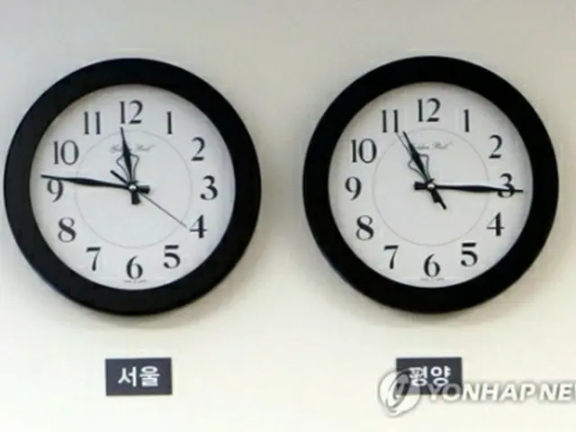 27日の南北首脳会談の会場にかけられていた時計。左がソウル、右が平壌の時間を示す（資料写真）＝（聯合ニュース）